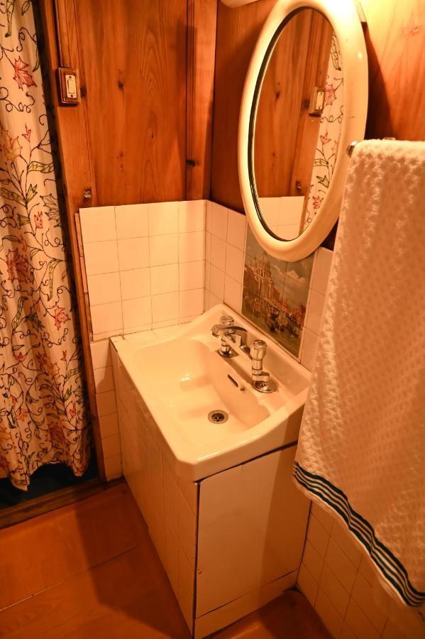 ホテル Kings Houseboats Srīnagar エクステリア 写真