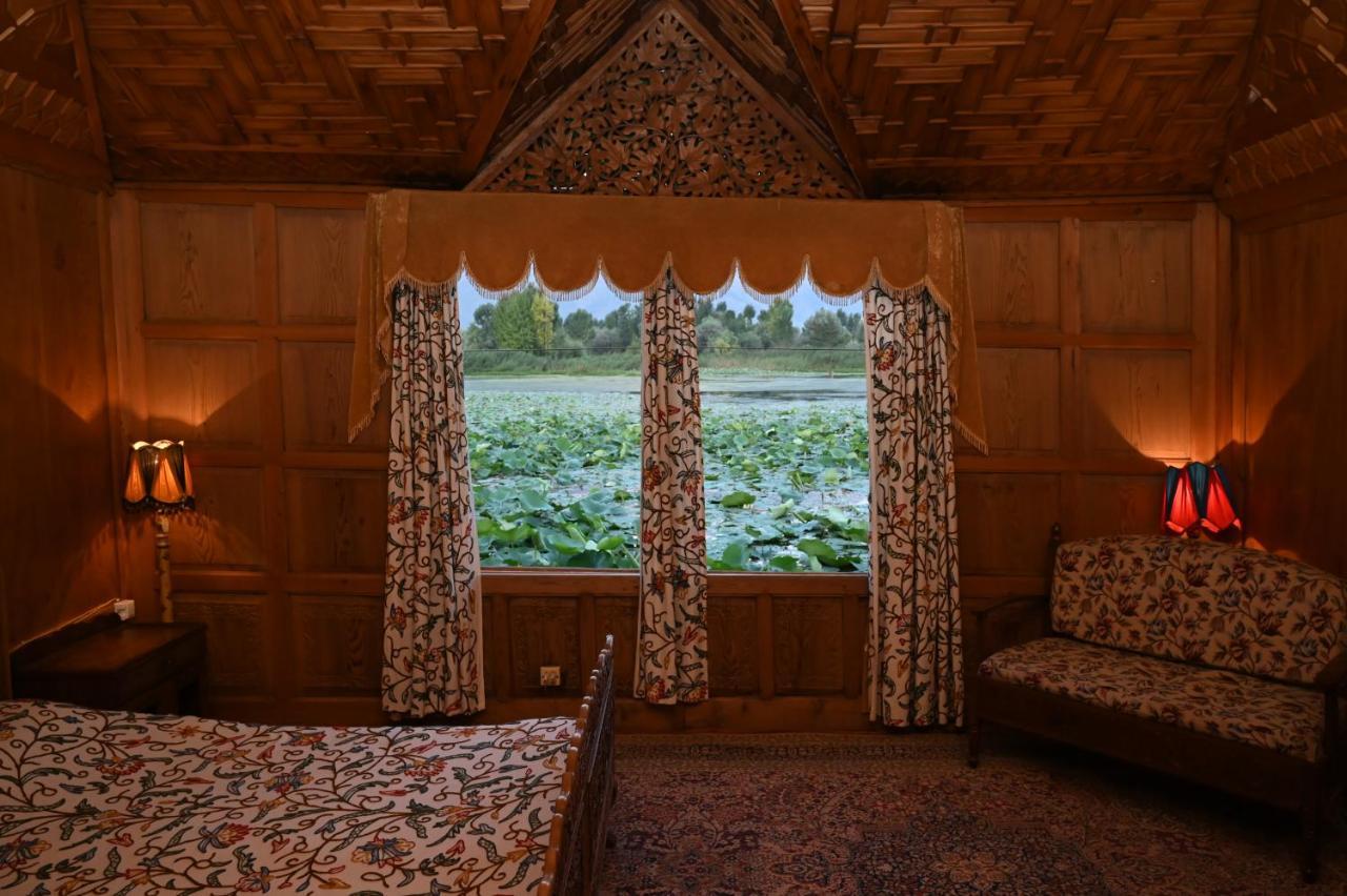 ホテル Kings Houseboats Srīnagar エクステリア 写真