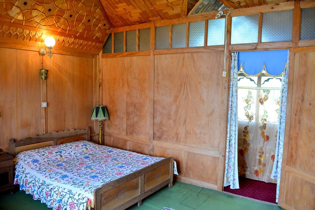 ホテル Kings Houseboats Srīnagar 部屋 写真