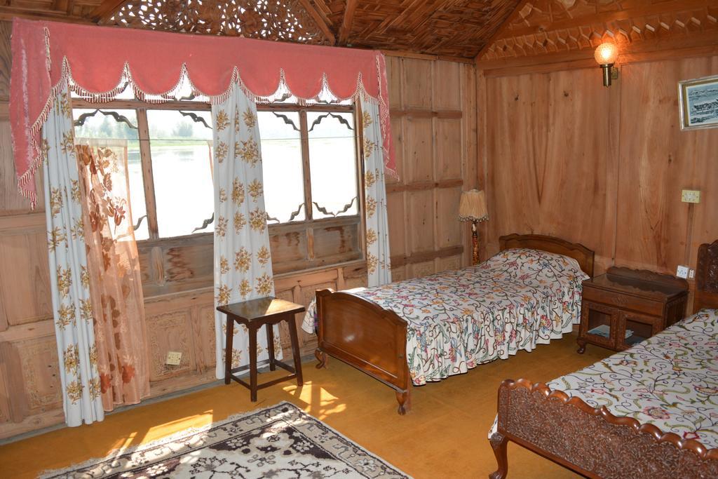 ホテル Kings Houseboats Srīnagar 部屋 写真