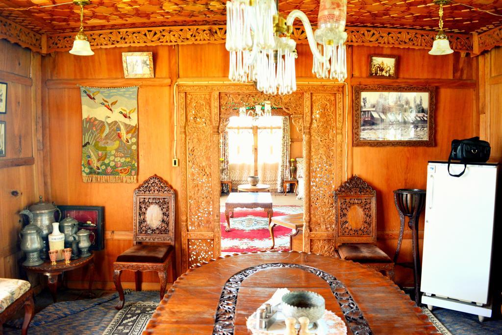 ホテル Kings Houseboats Srīnagar エクステリア 写真
