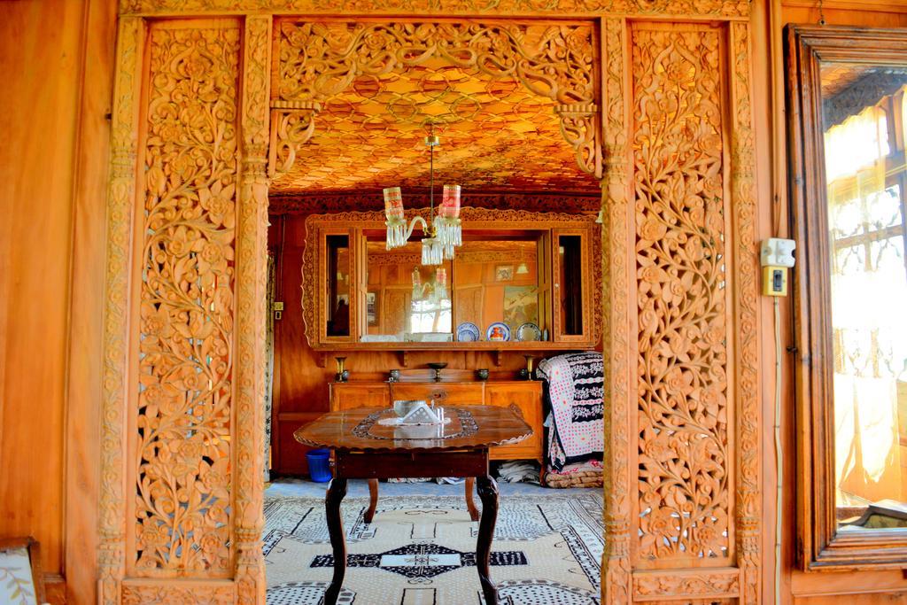 ホテル Kings Houseboats Srīnagar エクステリア 写真