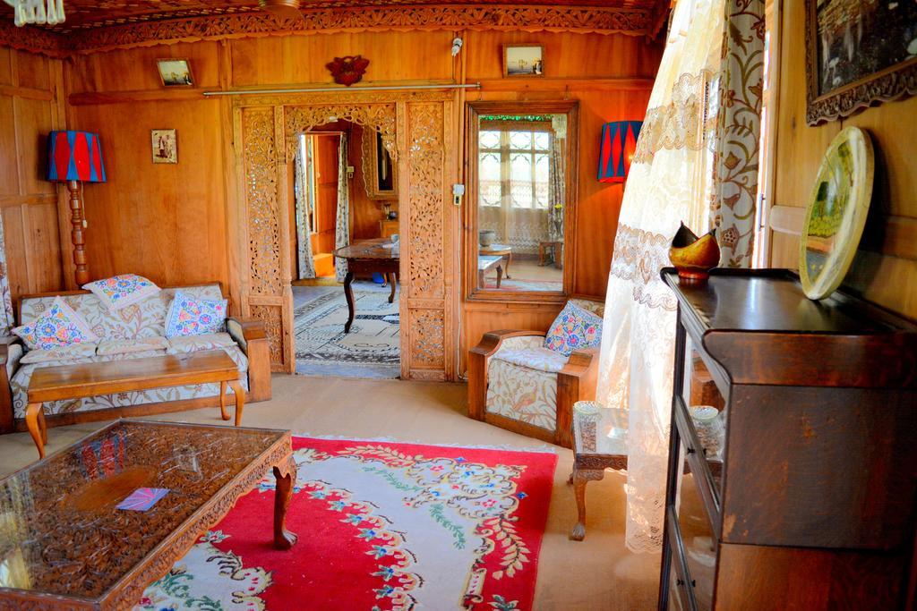 ホテル Kings Houseboats Srīnagar エクステリア 写真