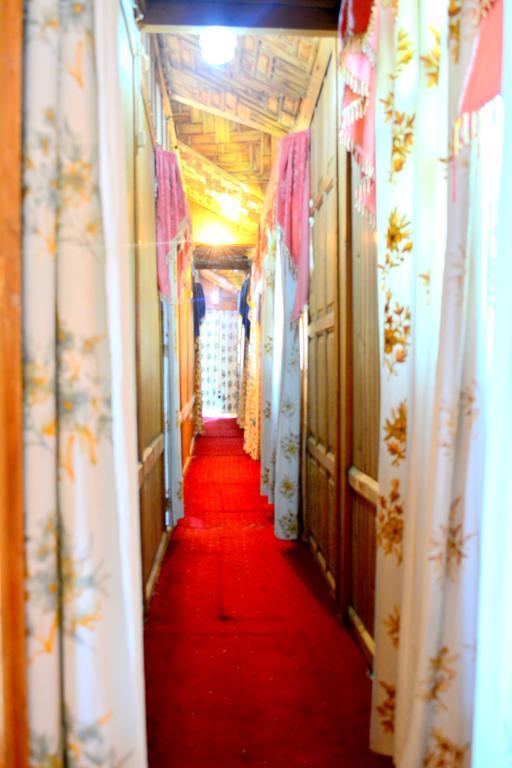 ホテル Kings Houseboats Srīnagar エクステリア 写真