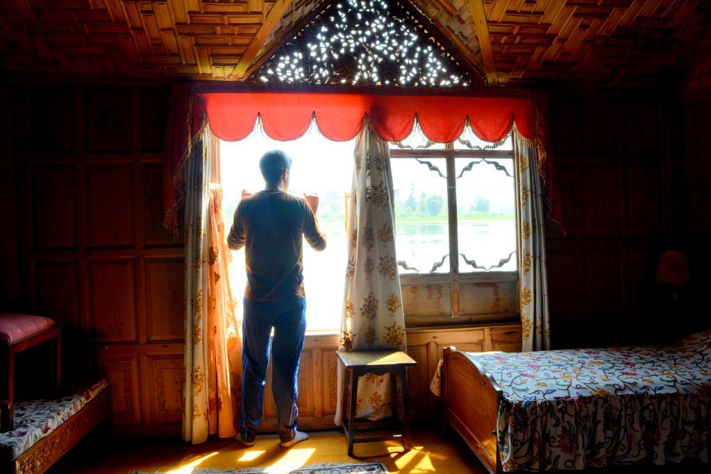 ホテル Kings Houseboats Srīnagar エクステリア 写真