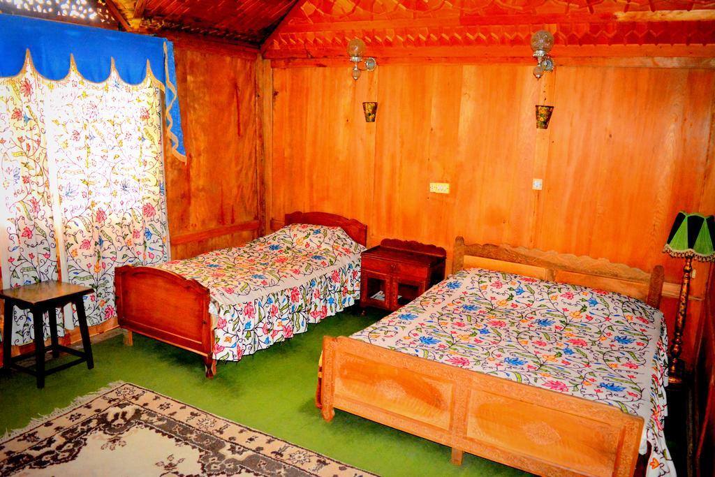 ホテル Kings Houseboats Srīnagar 部屋 写真