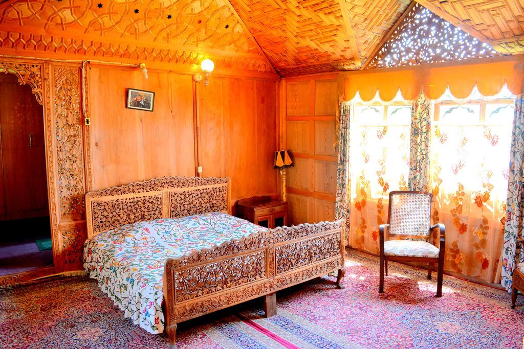 ホテル Kings Houseboats Srīnagar エクステリア 写真