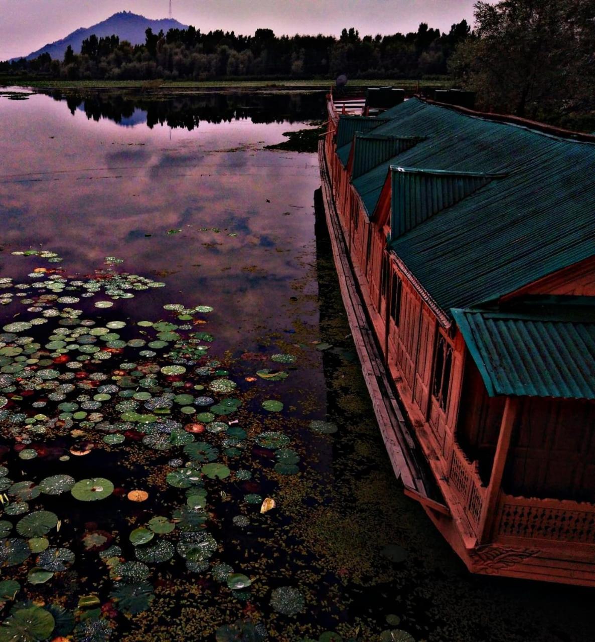 ホテル Kings Houseboats Srīnagar エクステリア 写真